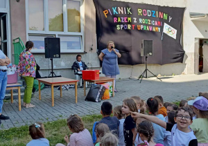 Dzieci na scenie prezentuja program artystyczny