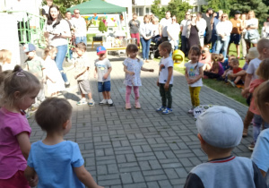 Dzieci na scenie prezentuja program artystyczny