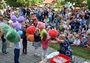 Dzieci na scenie prezentuja program artystyczny