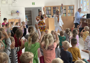 Dzieci tańczą z instruktorami.